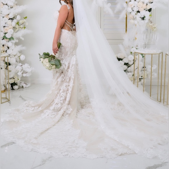 Eve of Milady Wedding Dress with detachable skirt & veil - Picture 3 of 12